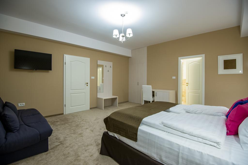French Boutique Hotel Брашов Екстериор снимка