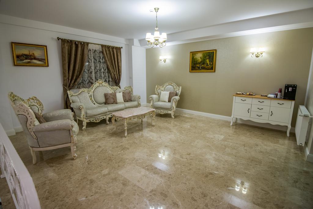 French Boutique Hotel Брашов Екстериор снимка