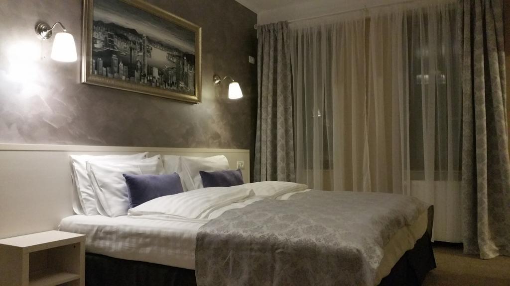 French Boutique Hotel Брашов Екстериор снимка
