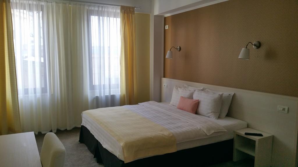 French Boutique Hotel Брашов Екстериор снимка
