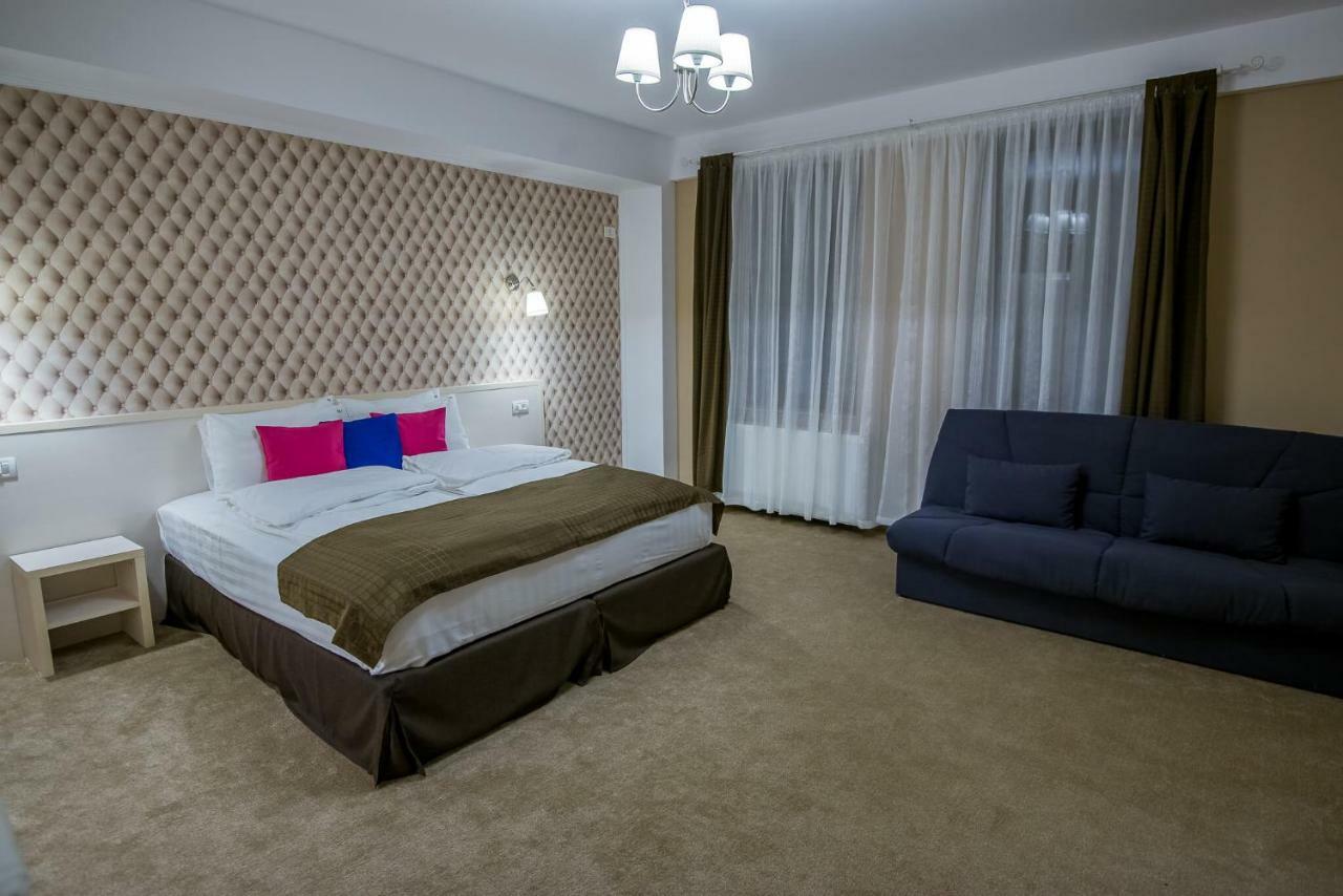 French Boutique Hotel Брашов Екстериор снимка
