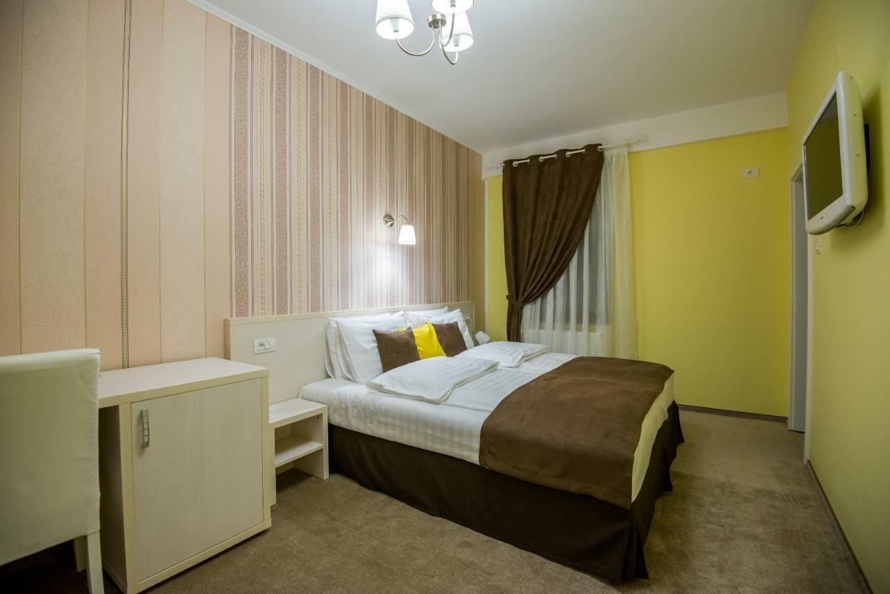 French Boutique Hotel Брашов Екстериор снимка