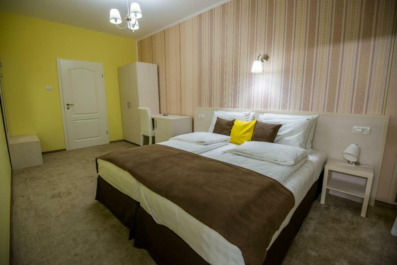 French Boutique Hotel Брашов Екстериор снимка
