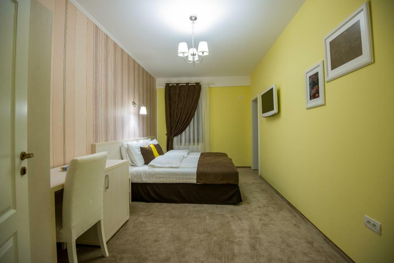 French Boutique Hotel Брашов Екстериор снимка
